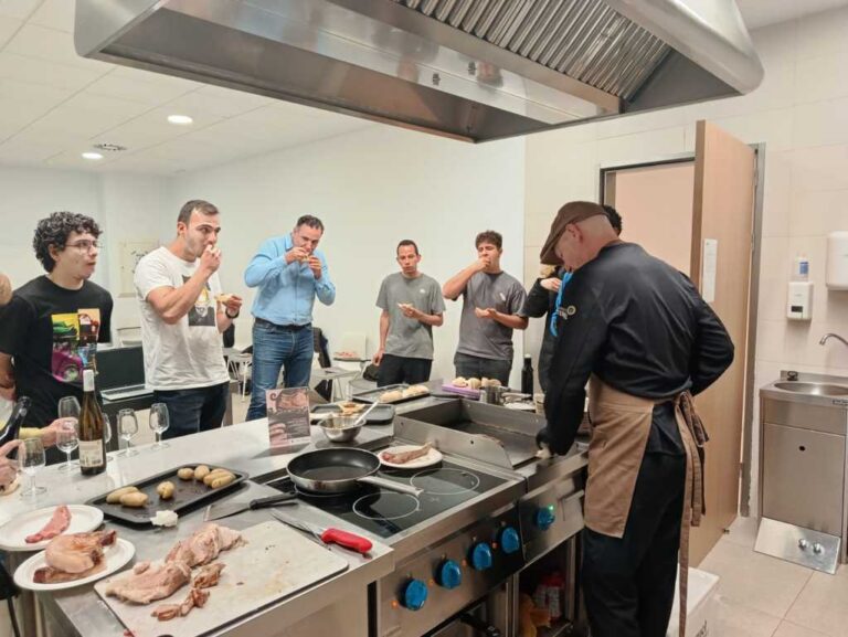 Chef Toño Palacio dirigiendo una masterclass sobre el Cerdo de Teruel