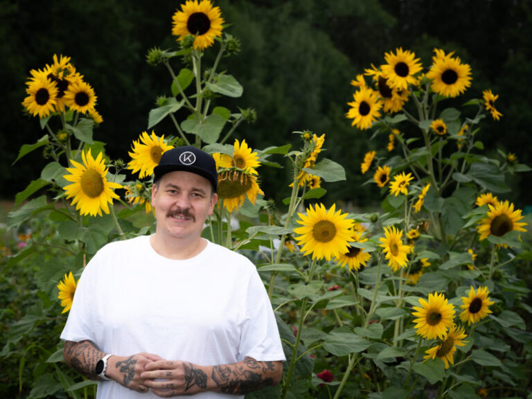 Chef Erik Mansikka entre girasoles en un entorno natural