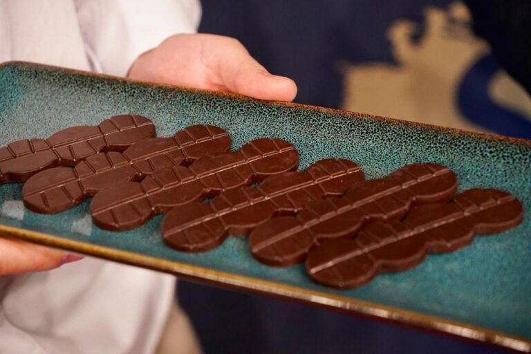 Tableta de chocolate de Castelldefels presentada en un plato