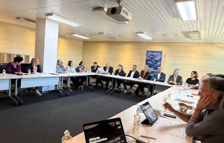 Reunión del Comité Organizador de Alicante Gastronómica con participantes en una mesa.