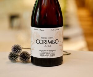 Botella de vino Corimbo Rosado Reserva 2023 sobre una mesa