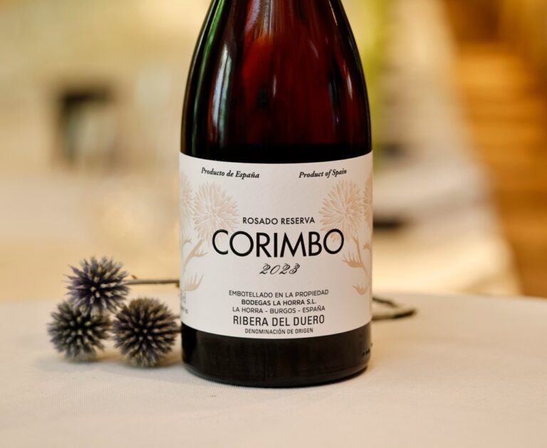 Botella de vino Corimbo Rosado Reserva 2023 sobre una mesa