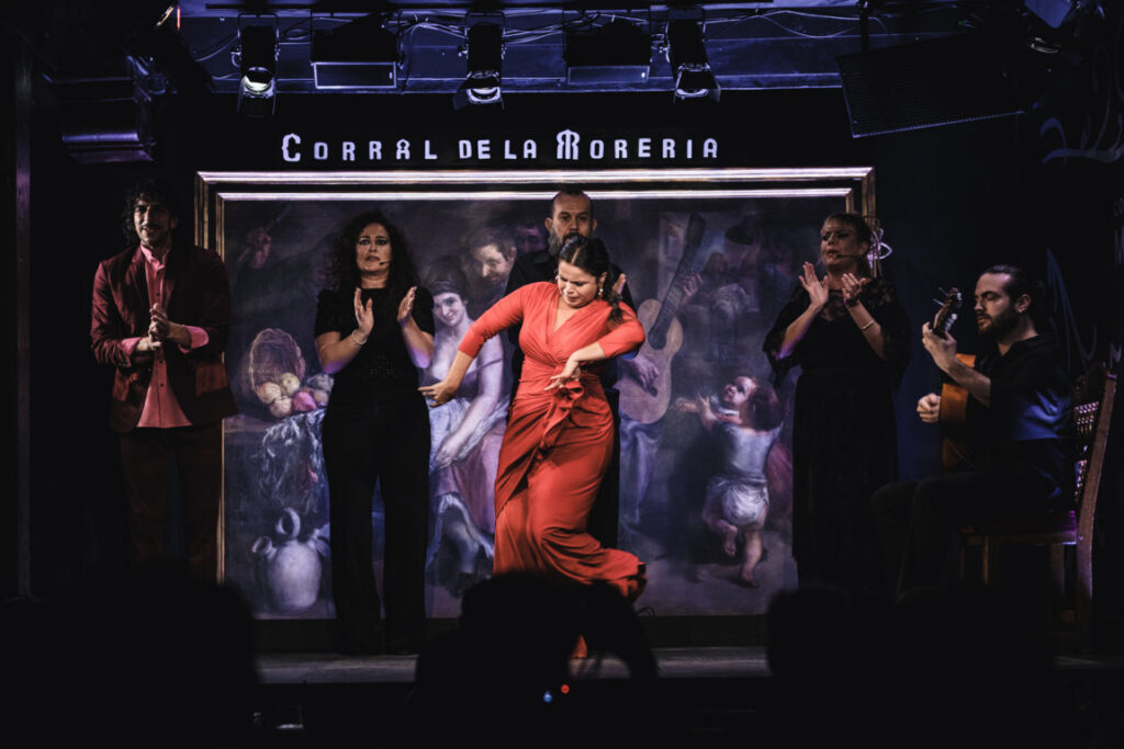 Actuación de flamenco en El Corral de la Morería con artistas en el escenario