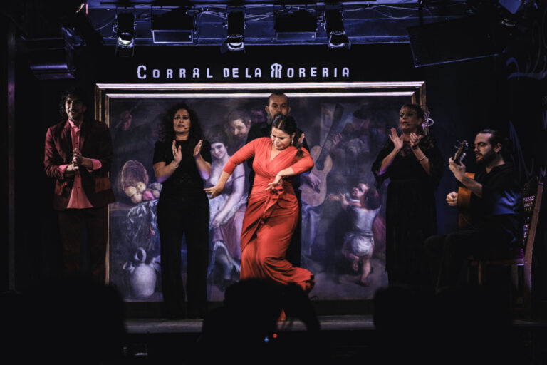 Actuación de flamenco en El Corral de la Morería con artistas en el escenario