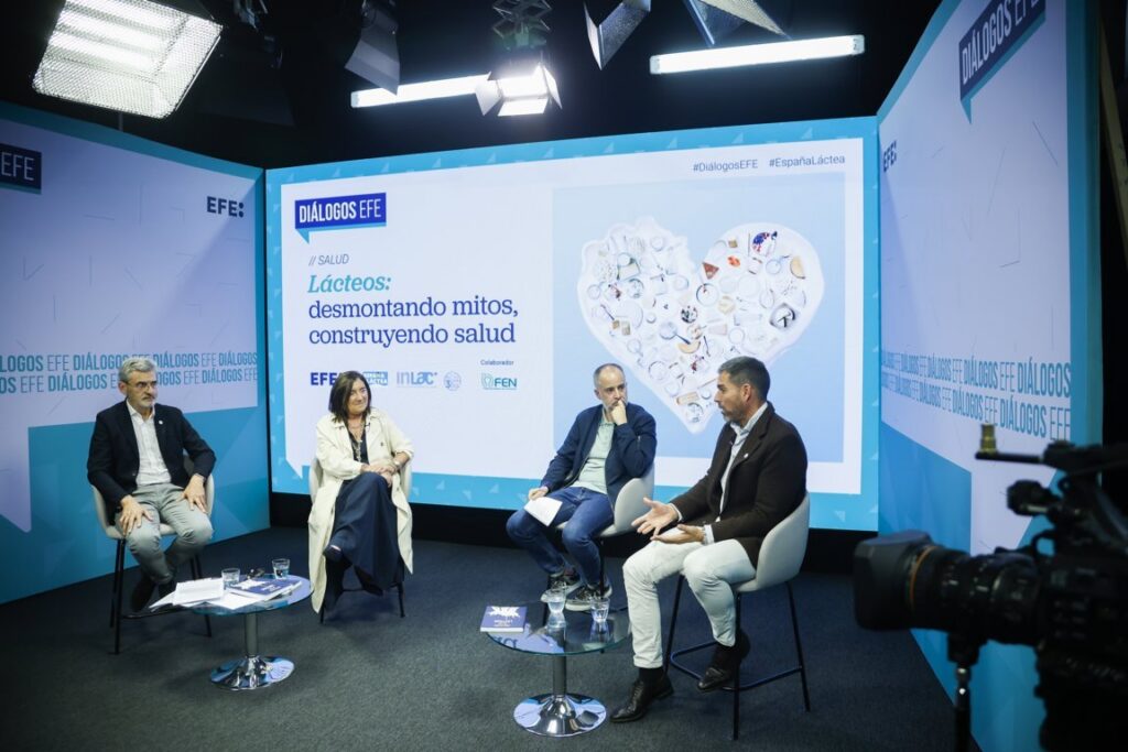 Panel de expertos discutiendo sobre lácteos y salud en un foro informativo.