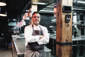 Chef en la cocina del Corral de la Morería en Madrid