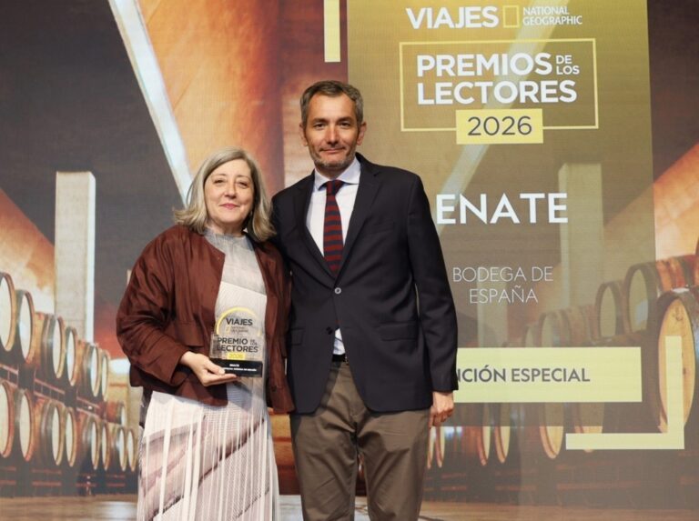 Entrega de premios de los lectores 2026 en Enate con dos personas posando