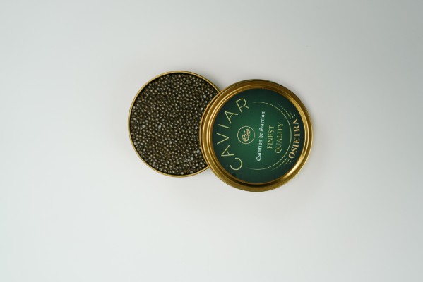 Lata de caviar Oscietra de Esturión de Sarrión abierta con huevas visibles.