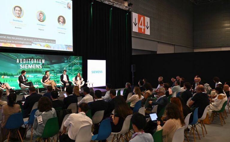 Panel de expertos discutiendo sobre tecnología en la industria alimentaria en Expo Foodtech 2026.