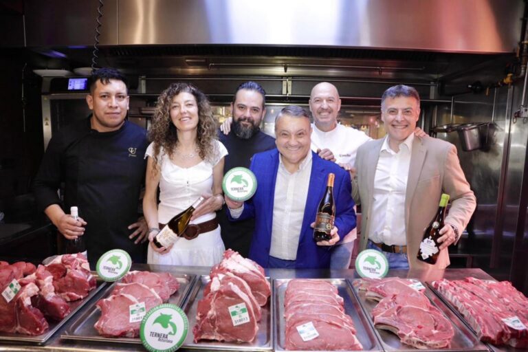 Grupo de personas en evento gastronómico con carne de ternera asturiana