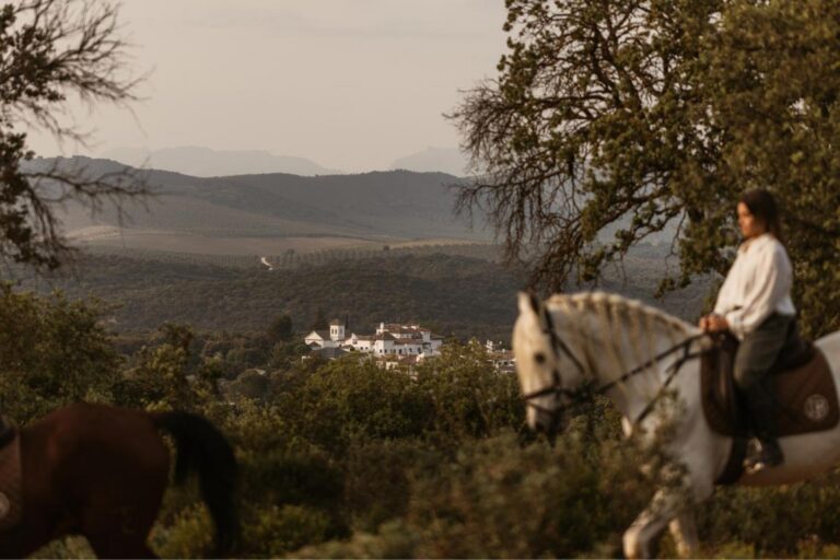 Vista de la Finca La Bobadilla en la Sierra de Loja con un jinete.