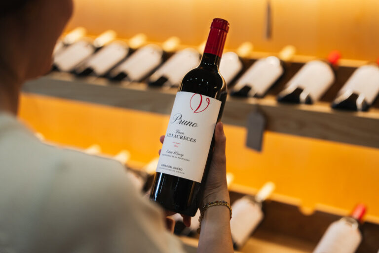 Botella de vino Pruno 2023 de Finca Villacreces en una estantería