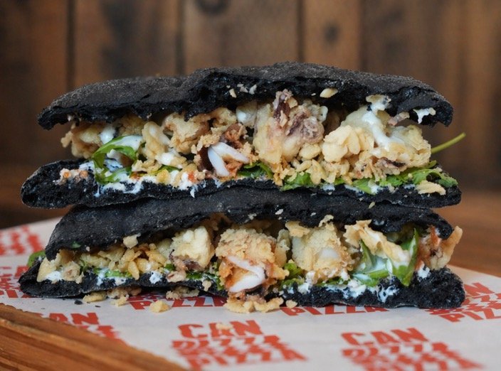 Focaccia de calamares con masa negra y relleno crujiente