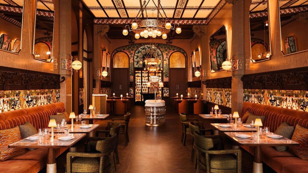 Interior del restaurante Fonda España con decoración modernista y mesas dispuestas.