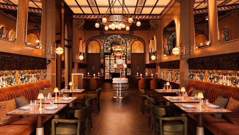 Interior del restaurante Fonda España con decoración modernista y mesas dispuestas.