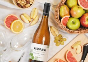 Botella de vino Garnacha Blanca de Bodegas Marco Real con frutas frescas