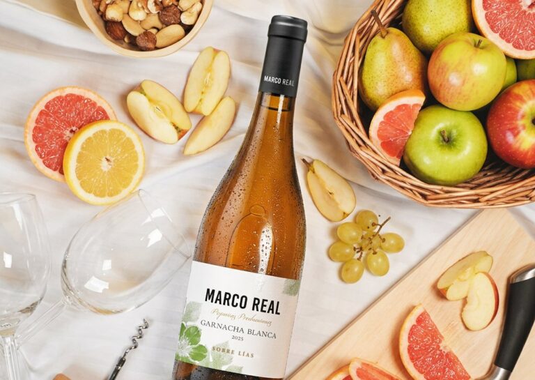 Botella de vino Garnacha Blanca de Bodegas Marco Real con frutas frescas