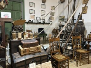 Interior del Museo del Vino en Gran Canaria con maquinaria antigua