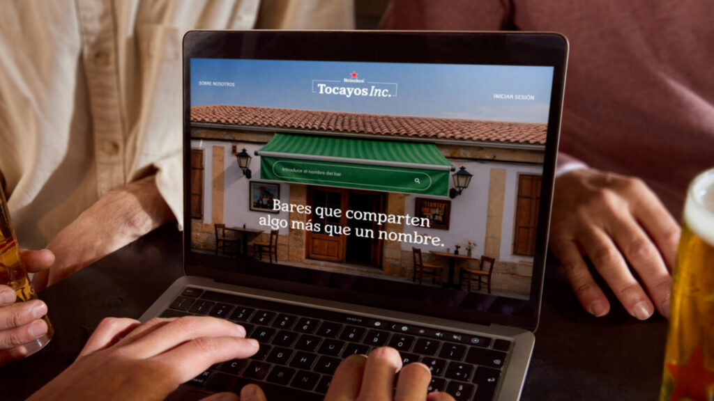 Pantalla de computadora mostrando la plataforma Tocayos de Heineken