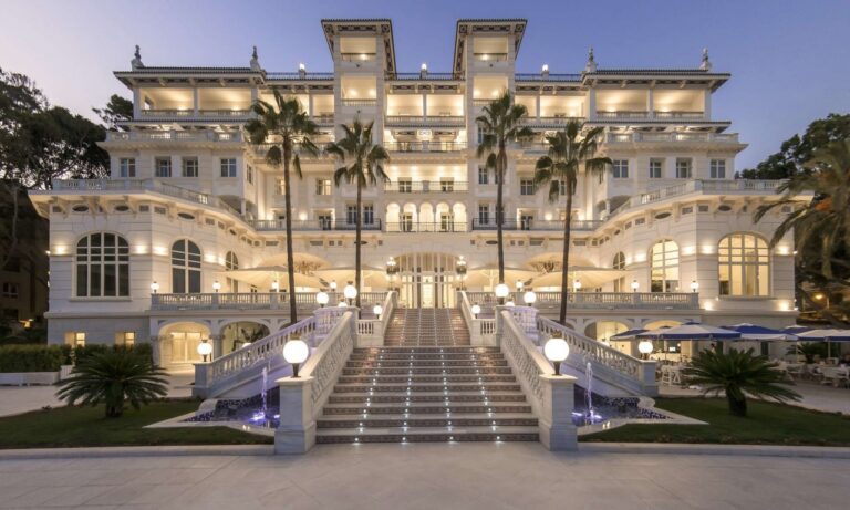 Vista exterior del Hotel Miramar en Málaga iluminado por la noche