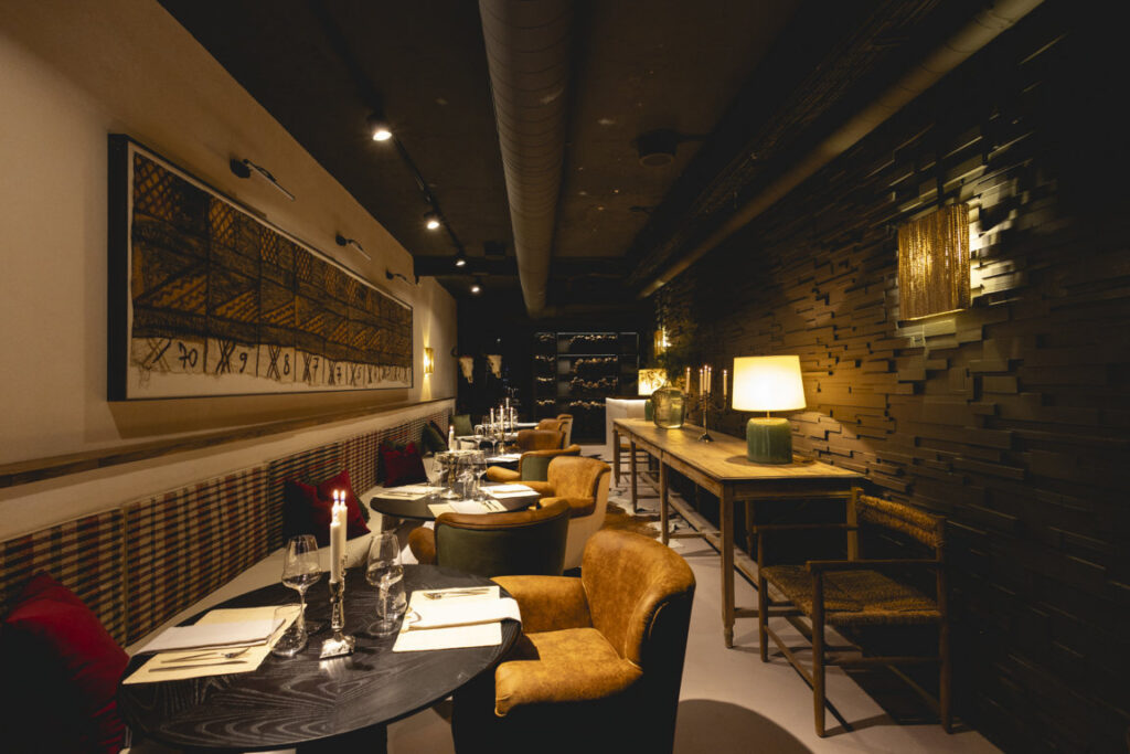Interior del restaurante Gurisa en Madrid con mesas y decoración elegante