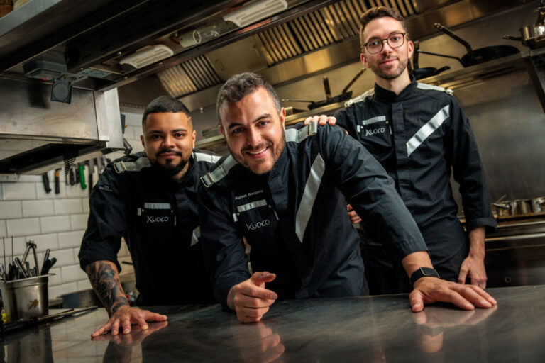 Equipo de cocina de Kuoco en el restaurante en Madrid