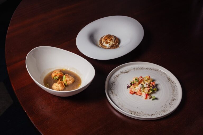 Platos de la cena inspirada en bodas reales en La Lonja del Mar