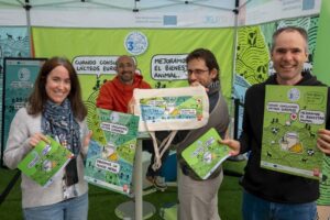 Grupo de personas sosteniendo materiales sobre lácteos europeos en un evento