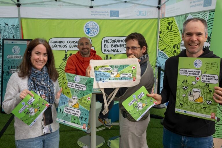 Grupo de personas sosteniendo materiales sobre lácteos europeos en un evento