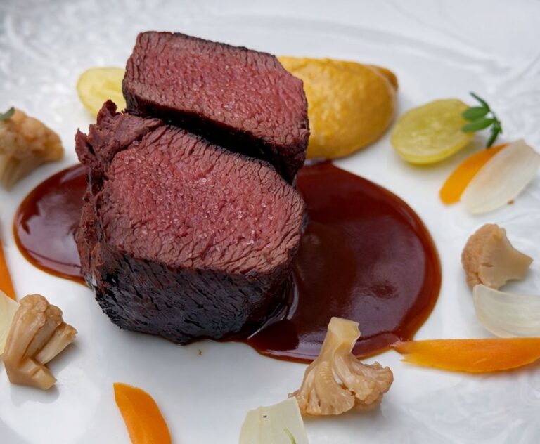 Plato de lomo de ciervo con demiglas y crema de maíz tostado