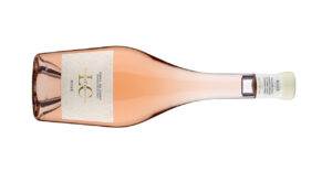 Botella de vino rosado López Cristóbal 2025 con etiqueta elegante