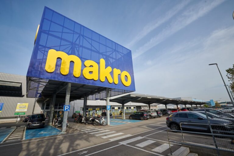 Fachada de la tienda Makro en un día soleado