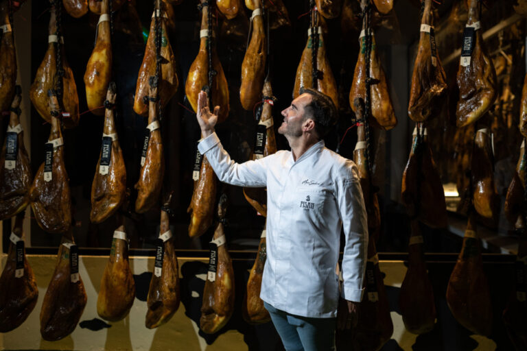 Chef Mario Sandoval en bodega de jamones Fisan