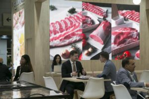Stand de Meat Attraction 2027 con productos cárnicos exhibidos
