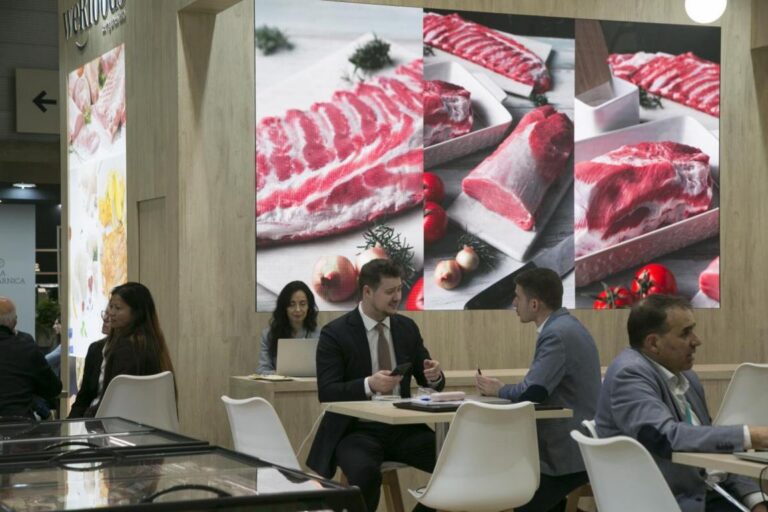 Stand de Meat Attraction 2027 con productos cárnicos exhibidos