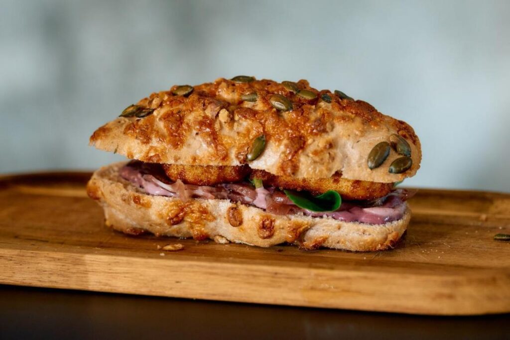 Bocadillo ganador del concurso con queso y otros ingredientes