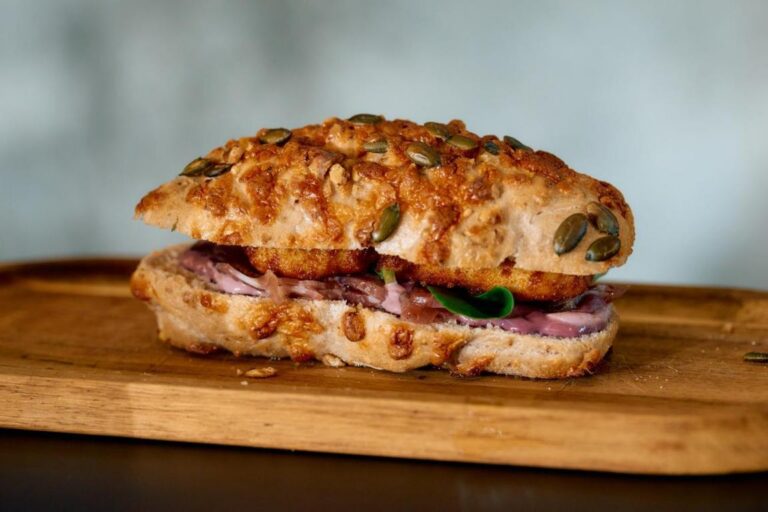 Bocadillo ganador del concurso con queso y otros ingredientes