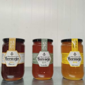 Tres tarros de miel de los Hermanos Bermejo en diferentes variedades.