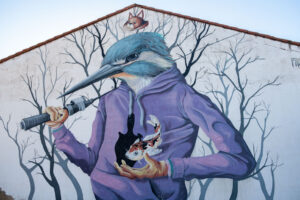 Mural de arte urbano en El Provencio con un ave y un pez