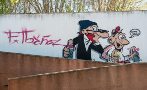Mural colorido en el parque municipal de El Provencio con personajes caricaturescos
