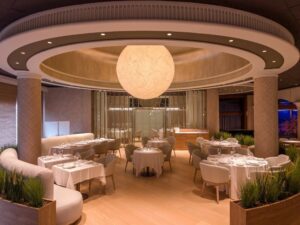 Interior del restaurante Origen en Casino Torrequebrada, Málaga