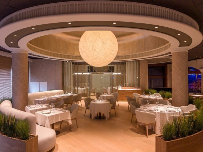 Interior del restaurante Origen en Casino Torrequebrada, Málaga