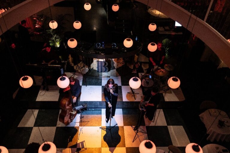 Músicos en un espectáculo nocturno en Pabblo, Madrid.