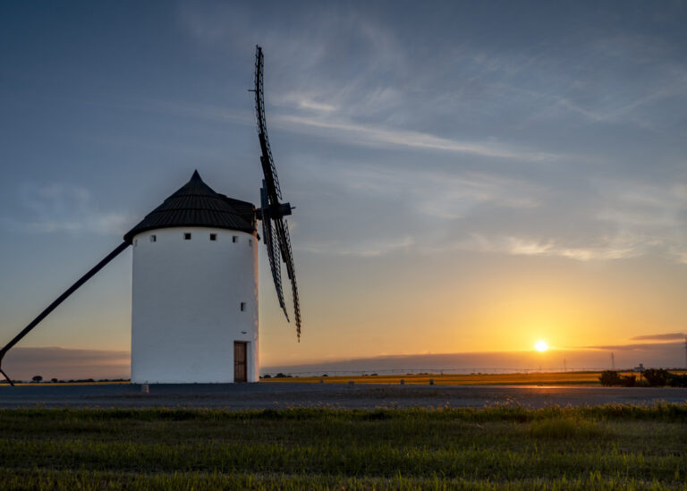 Molino de viento en Pago La Jaraba al atardecer