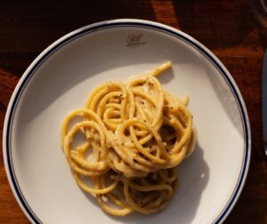 Plato de pasta Cipriani servido en un restaurante elegante