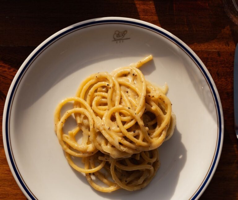 Plato de pasta Cipriani servido en un restaurante elegante