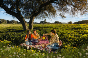 Grupo de amigos disfrutando un picnic en la dehesa de Extremadura