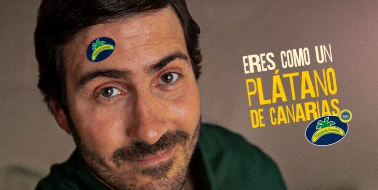 Hombre con etiqueta de Plátano de Canarias en la frente sonriendo