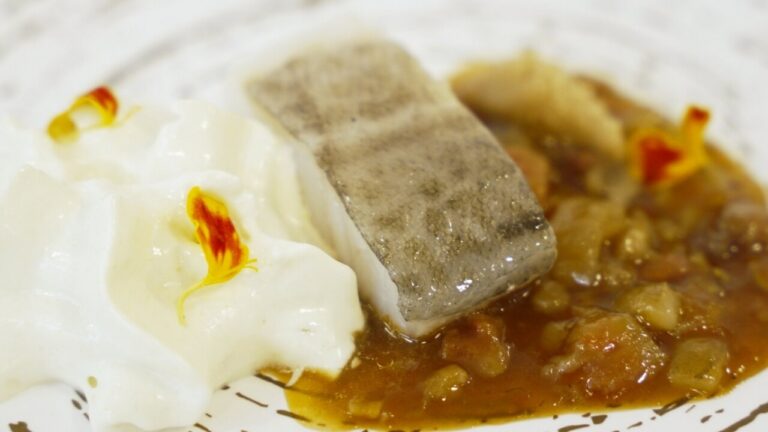 Plato de bacalao a baja temperatura con callos y mousse de yogur