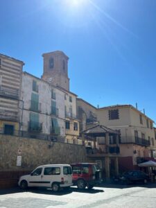 Vista de la Plaza de Aguilar del Río Alhama con edificios y un cielo despejado